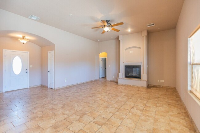 Foto del edificio - 3 Bed 2 Bath Home - In the Desirable Hermo...