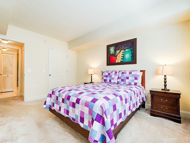 Building Photo - 1 br, 1 bath Apartment - 700 Danforth St