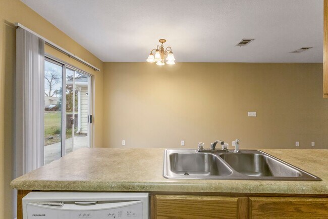 Foto del edificio - 108 Gray Ave Unit C