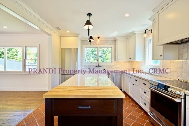 Building Photo - Freshly Renovated, Gorgeous Single Family ...