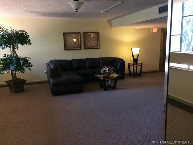 Foto del edificio - 16475 Golf Club Rd