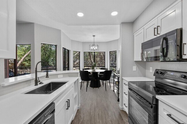 Foto del edificio - 4711 Spicewood Springs Rd