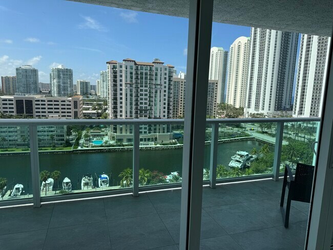 Foto del edificio - 100 Bayview Dr