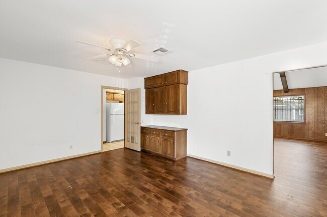 Foto del edificio - 9106 Sharpview Dr