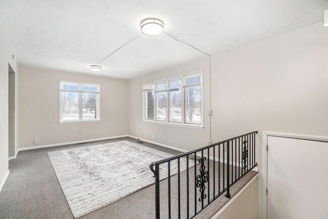 Foto del edificio - Unique Upper Floor Two Bedroom Flat $1099