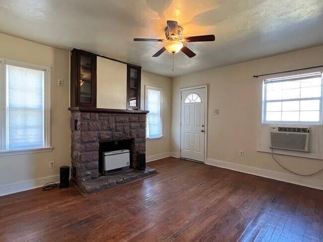 Living Room - 1011 W 7th Ave