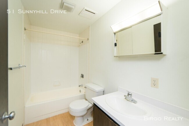 Building Photo - 51 Sunnyhill Dr