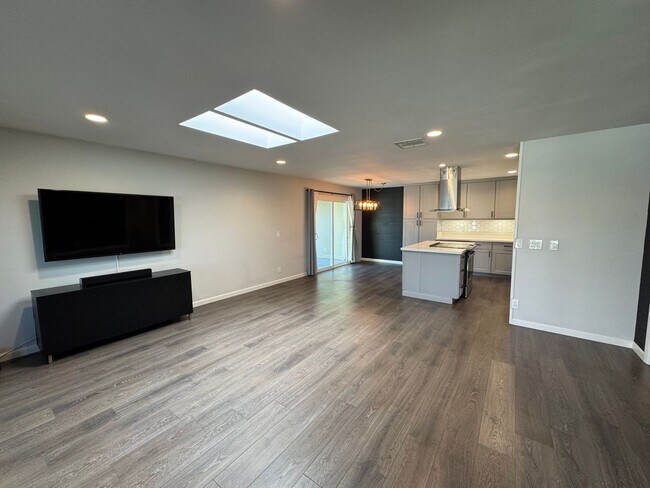 Foto del edificio - Beautiful Modern 3BD/2BA Home with AC & Pr...