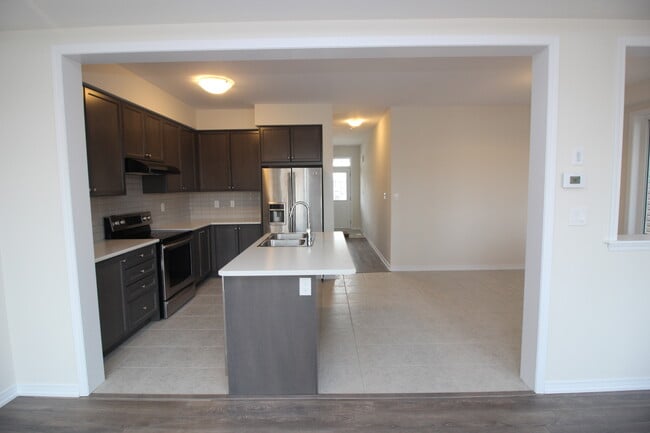 Building Photo - 134 Esther Cres