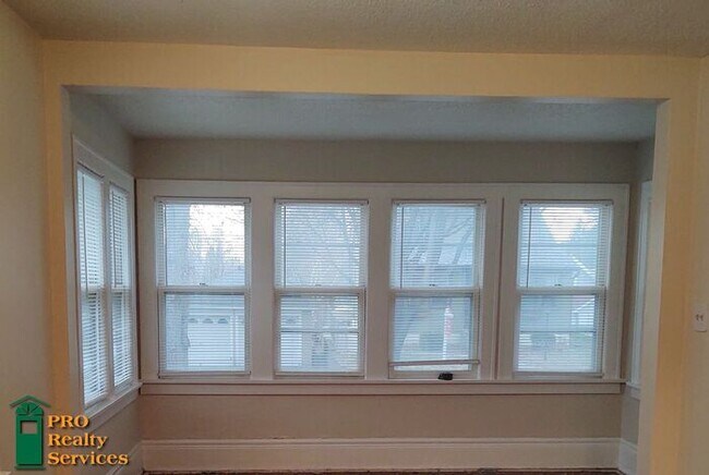 Building Photo - Charming 1 Bedroom Home