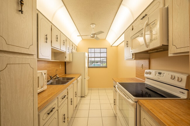 Building Photo - 14579 Canalview Dr