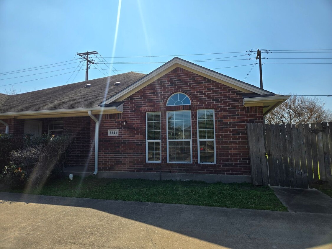 Building Photo - College Station - 3 bedroom / 3 bath - duplex with fenced yard and washer/dryer.