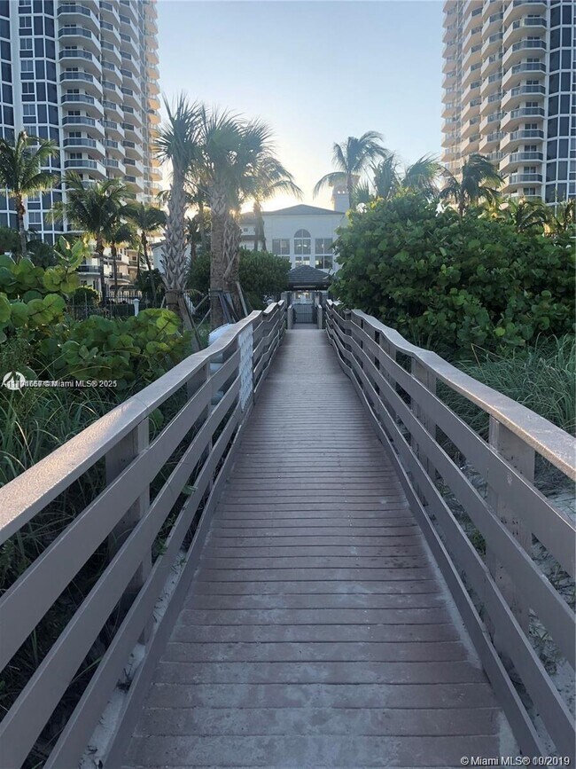 Foto del edificio - 4775 Collins Ave