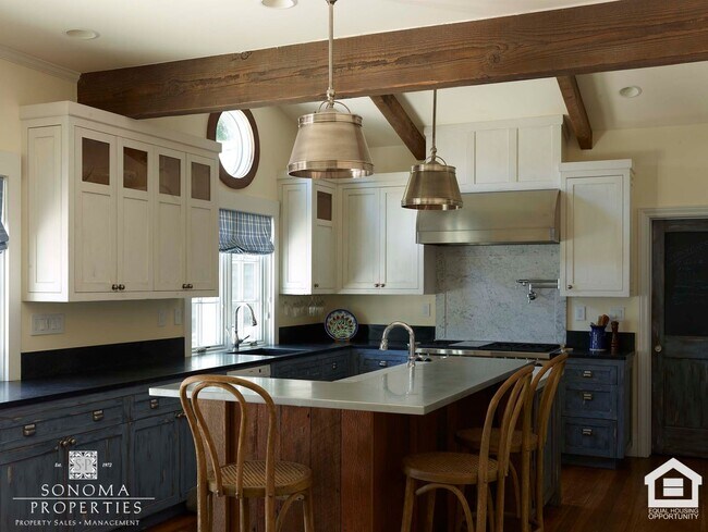 Building Photo - Stunning Furnished Eastside Home