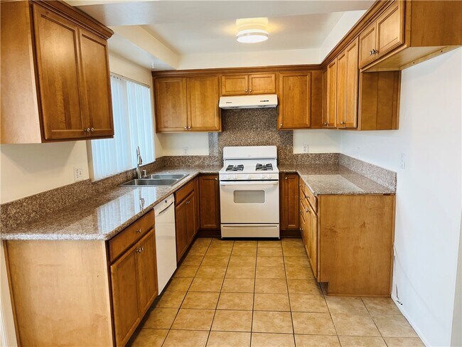 Foto del edificio - 6122 Warner Ave