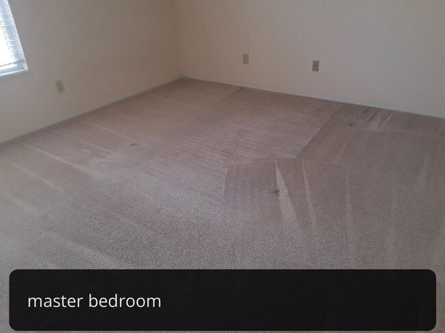 Foto del edificio - 3 bedrooms with Garage!