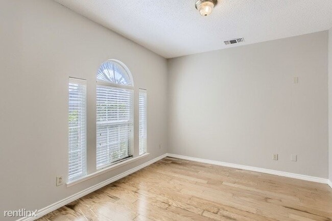 Building Photo - 4 br, 2.5 bath House - 7010 Graham Dr UNIT