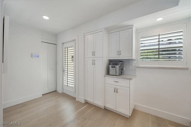 Building Photo - 800 River Point Dr
