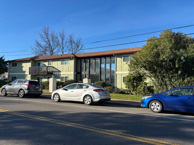 Frente del Complejo - Manzanita Manor Apartments