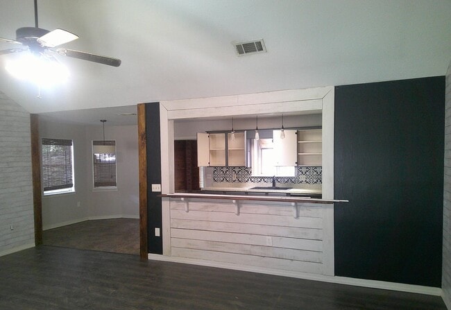 Foto del edificio - 230 Williams Cir