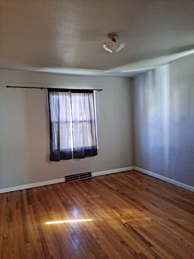 Building Photo - ALL PROSPECTIVE TENANTS MUST SUBMIT A $58 ...