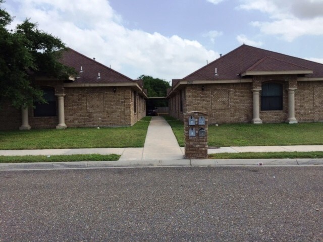 Building Photo - 1300 E Quail St