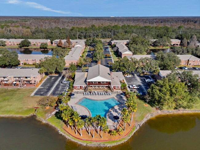 Piscina principal y casa club - Carlton Arms North