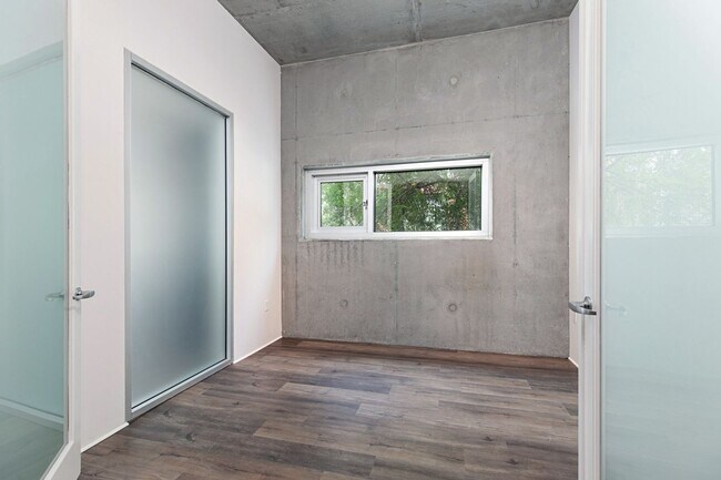 Building Photo - Rare corner unit at Fahrenheit available 4...