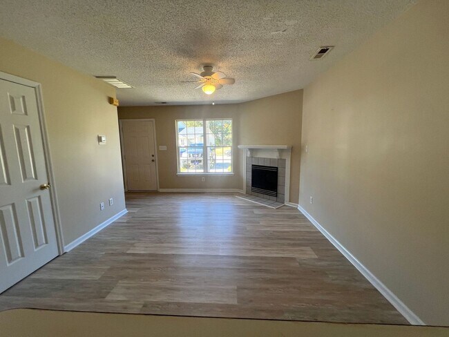 Foto del edificio - Beautiful 2 bedroom 2.5 bath town house located off Piney Green Road