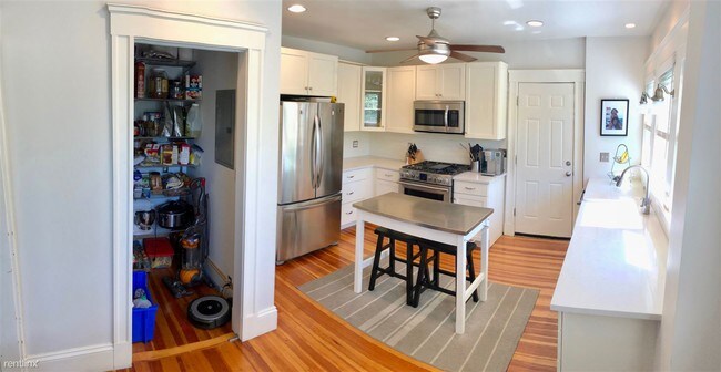 Building Photo - 3 br, 2 bath  - 372 Charles River Rd