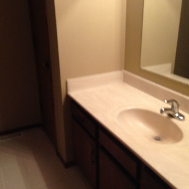 Building Photo - HOME SWEET HOME - MOVE IN READY DUPLEX