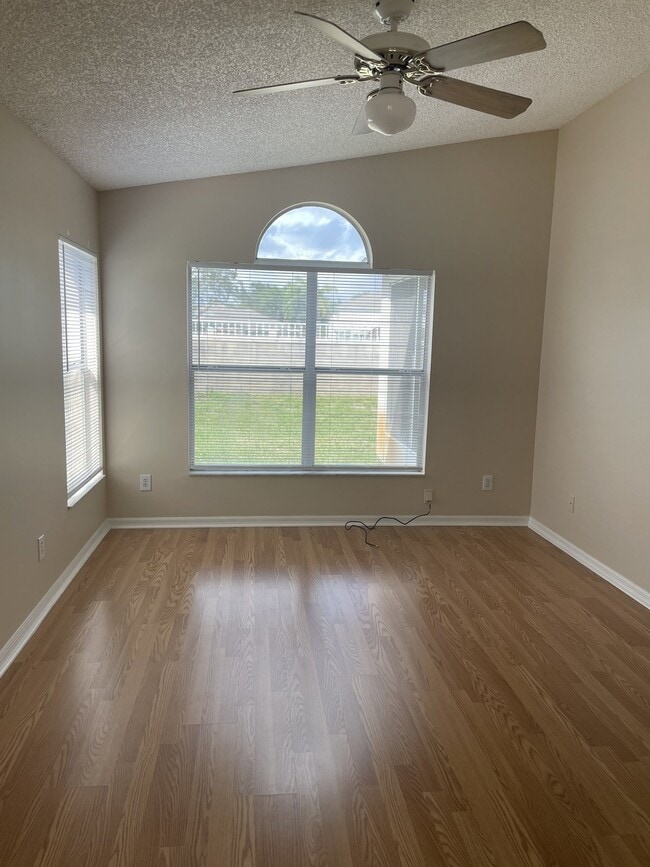 Building Photo - 3 bedroom, 2 bath conveniently located home!