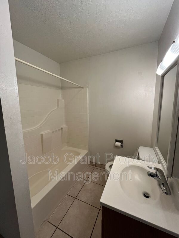 Building Photo - 598 Hansen Ave
