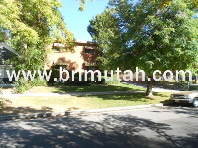 Building Photo - 243 600 E
