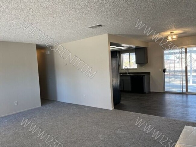 Foto del edificio - LAKE LOS ANGELES 3BD/2BATH HOUSE