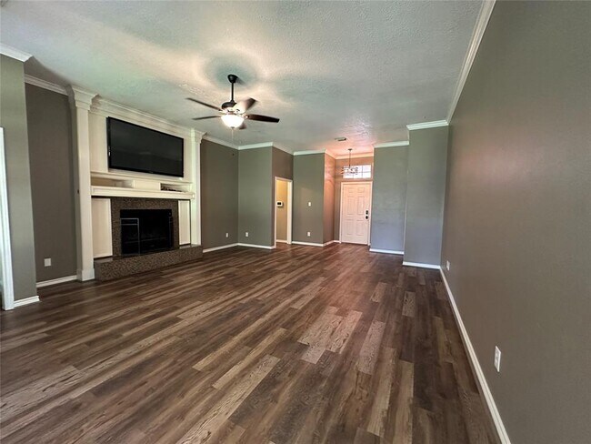 Building Photo - 243 Fantasy Ln