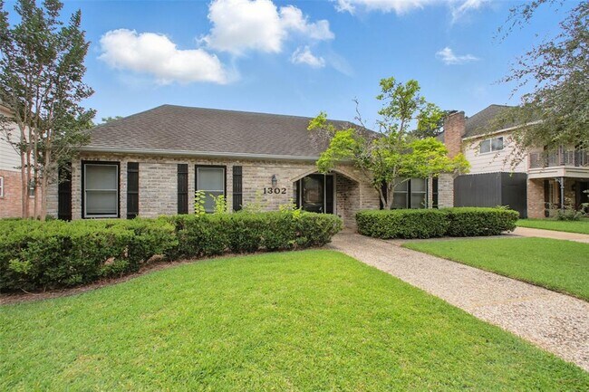 Building Photo - 1302 Dominion Dr