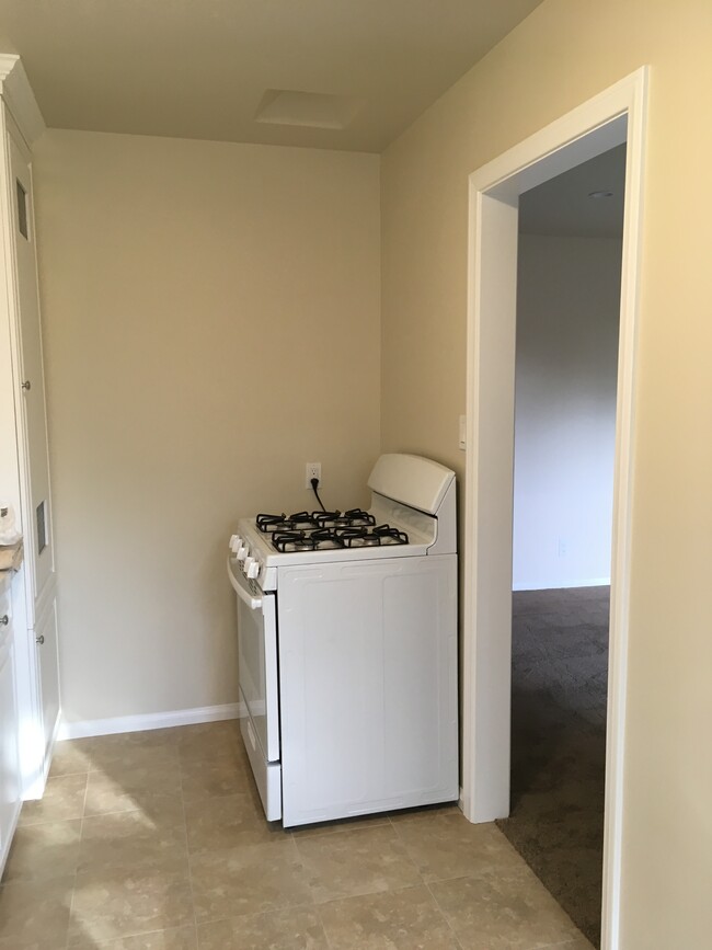 Stove - 8431 Crenshaw Dr