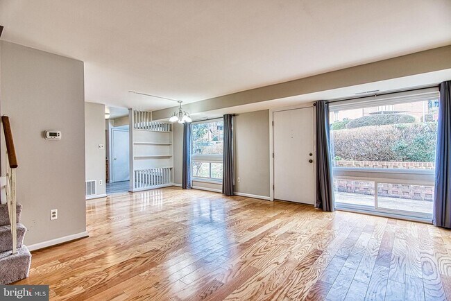 Building Photo - 10101 Mosby Woods Dr