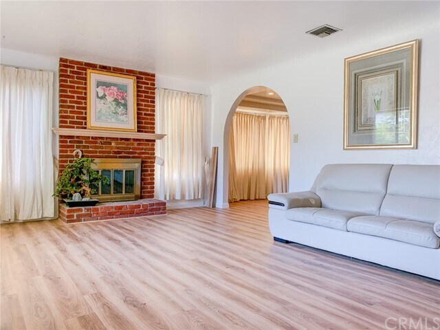 Foto del edificio - 5745 Primrose Ave