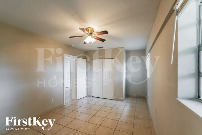 Foto del edificio - 18721 Northwest 24th Avenue