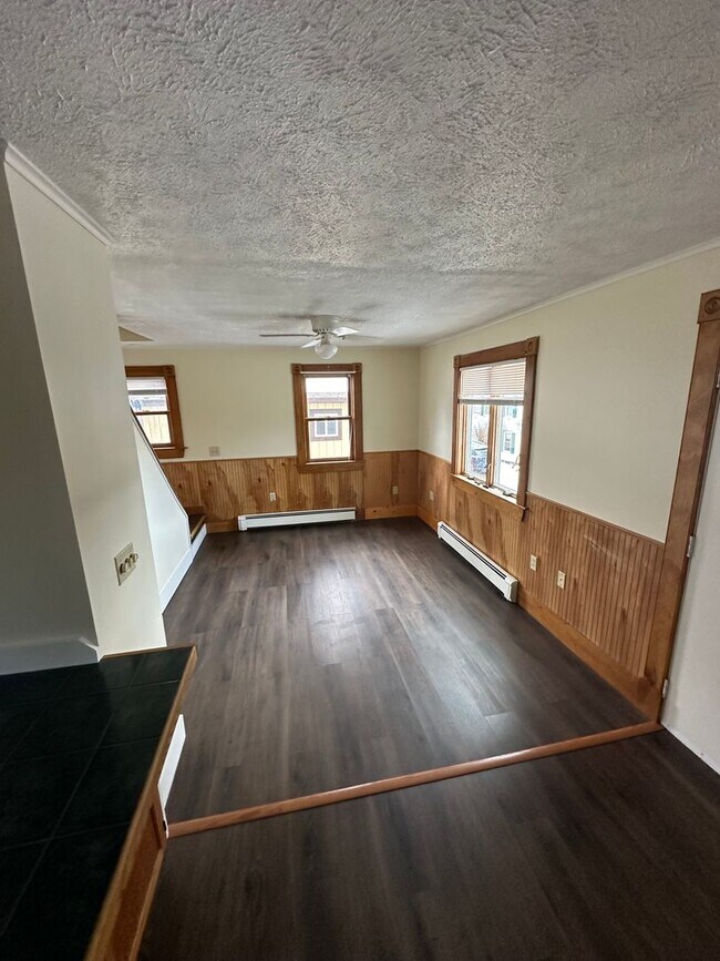 Building Photo - Must See 3-Bedroom home in quiet neighborh...