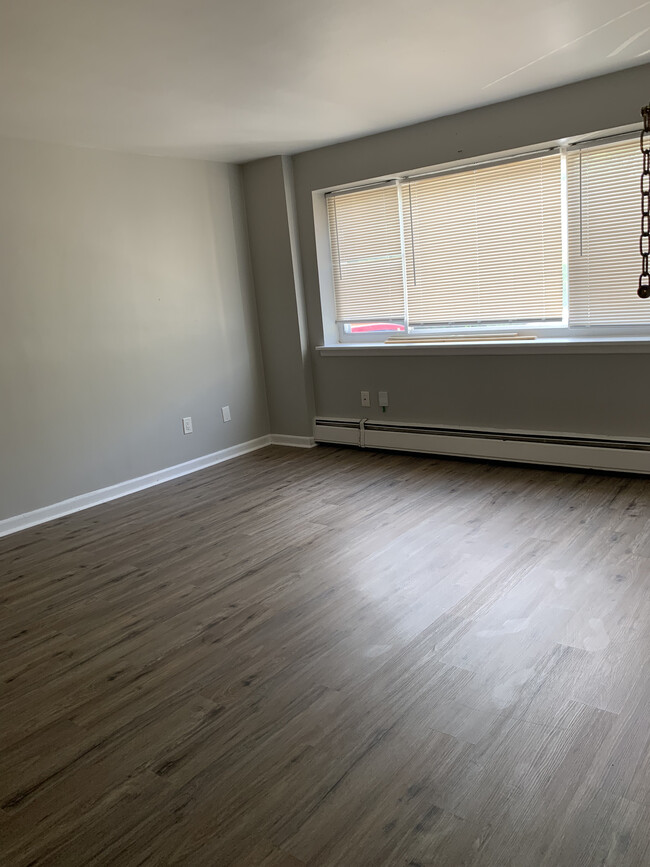 Building Photo - 6636 W Fairview Ave