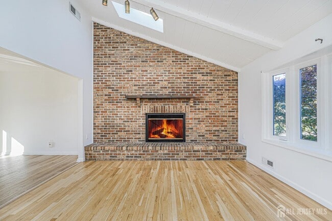 Building Photo - 17 Throckmorton Ln