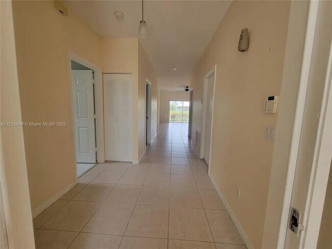 Foto del edificio - 10860 Fillmore Dr