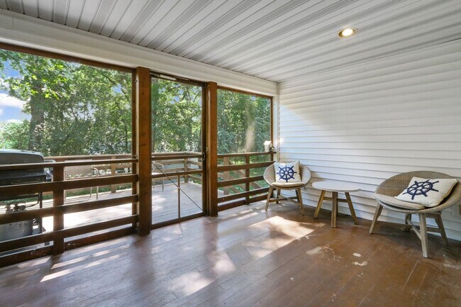 Building Photo - Fontana Furnished Cottage Near Geneva Lake...