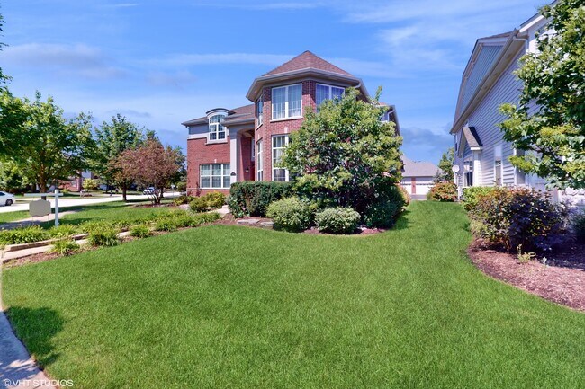 Building Photo - 1540 N Oakmont Dr