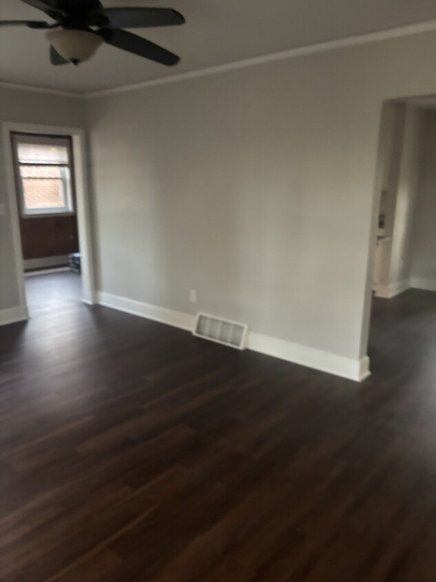 Primary Photo - Nice 2 bedroom 1 1/2 bath house with fully...