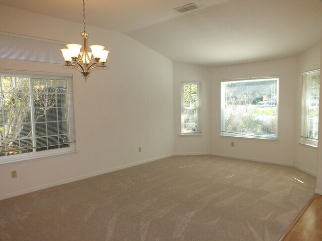 Foto del edificio - Natomas Station 3/2 ranch style home