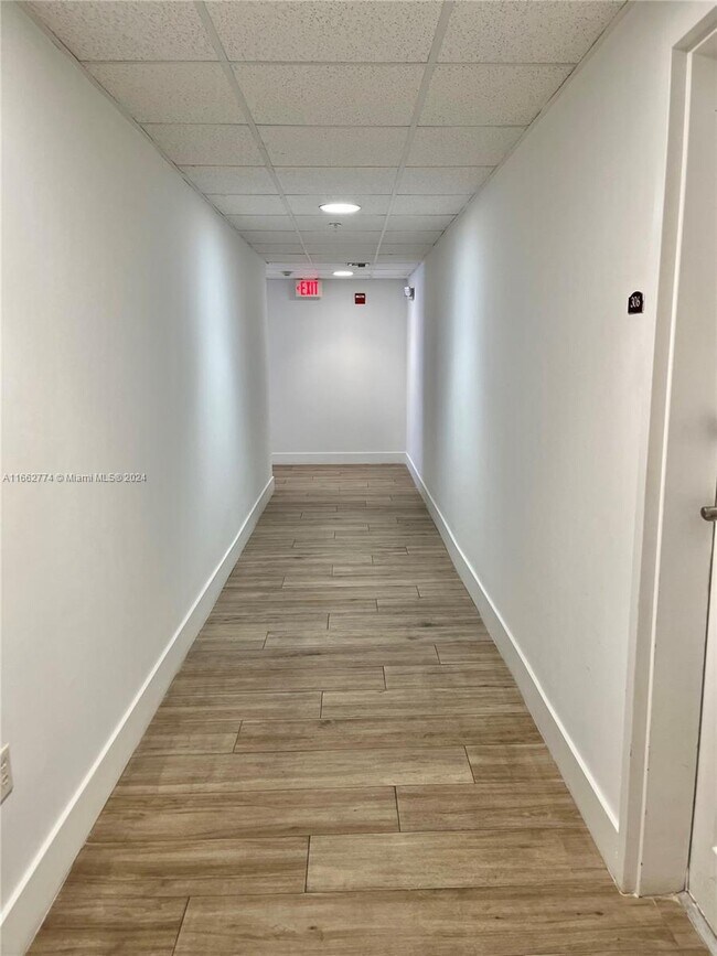 Foto del edificio - 120 Douglas Rd